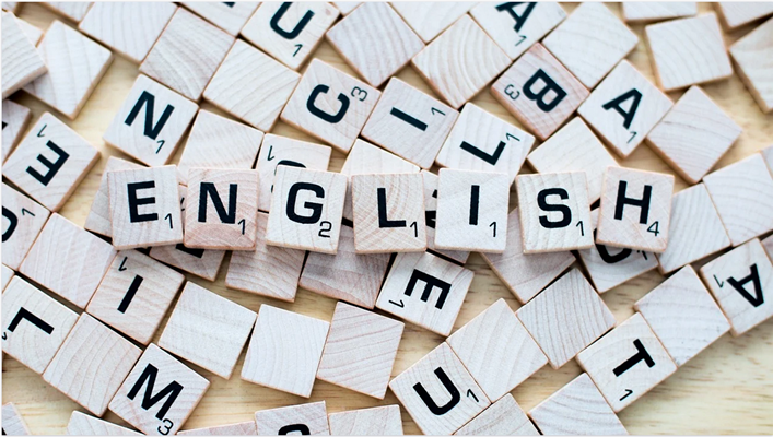 Bild mit dem Wort Englisch aus Scrabble-Spielsteinen gelegt